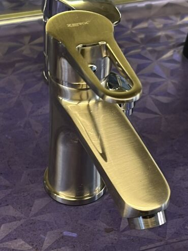 цена смесителя на кухню: Однорычажный смеситель для умывальника ZERIX. - Корпус из металла с