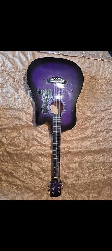fender gitara: Akkustik gitara – kəsik (cutaway) korpuslu, bənövşəyi–qara gradient — 1