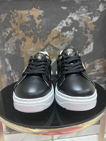 Patike: Predobre patike 
Vel 36 do 40 
Cena 4500 din — 1