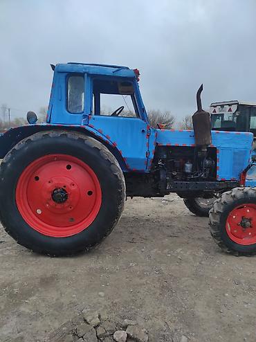 Traktor qoşqularının ehtiyyat hissələri: Rəngi göydür. Kabinası mövcuddur. Ön hissəsindəki radiator barmaqlığı — 6