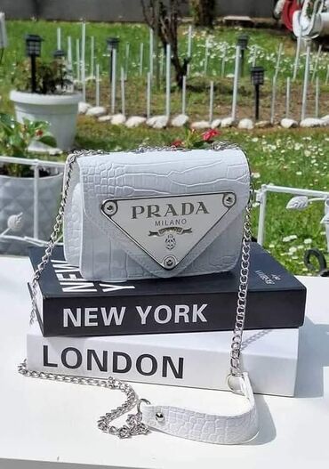 piquadro torbe srbija: Elegantna torbica, Prada, Materijal: Lakovana koža