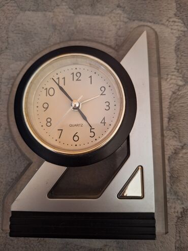 Home Decor: Table clock, color - Silver, Used