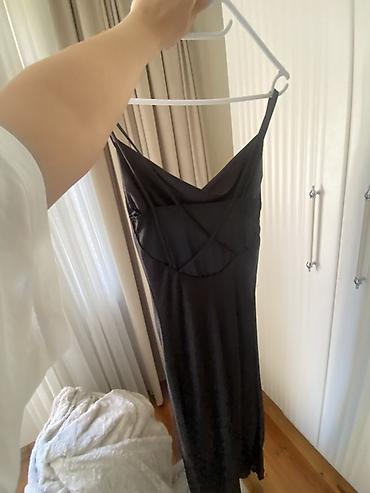 meqa maks: Qara satən maksi don - Model: slip tipli, incə çiyin askıları ilə - — 4