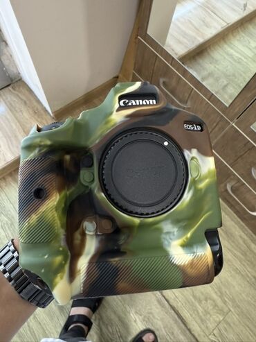 Fotokameralar: Canon EOS-1D X Mark III professional DSLR gövdə. Canon 24-70mm F2.8 — 11