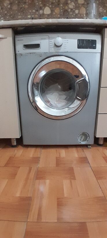Elektrikli qızdırıcılar və radiatorlar: Regal markalı qabaqdan yükləmə paltaryuyan maşın. Bu model gümüşü