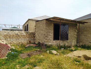 Həyət evləri və villaların satışı: Daşdan tikilmiş, istirahət üçün nəzərdə tutulmuş, dəmirdən qapısı olan