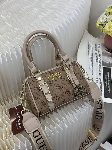 Aksesuarlar: Guess mini barrel çanta - Model: Guess EST.1981 loqolu mini — 2