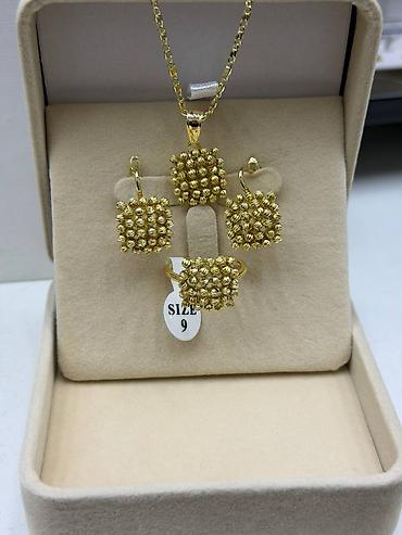 Наборы украшений: Наборы ювелирных украшений в подарочных боксах. Состав каждого — 1