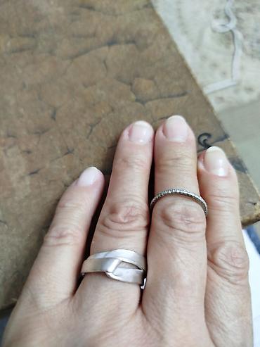 серебряные: Комплект из двух серебряных колец.б/у - Кольцо 1: лаконичный дизайн с — 2