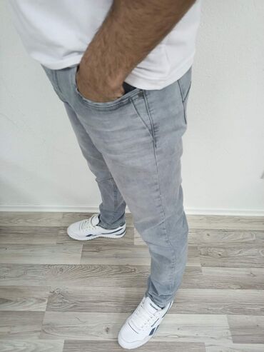 Farmerke: Cena 2990 dinara
Veličine 40 — 6