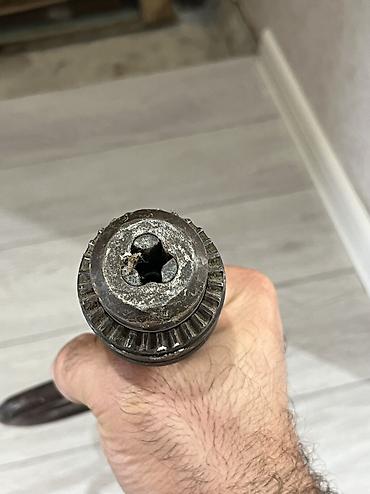 elektrik əl mişarı: Əl ilə işləyən qədim tipli qazma aləti (burğu) təqdim olunur. Məhsul — 2