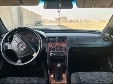 Filtrlər: Mercedes-Benz avtomobilinin interyeri, taxta detallarla