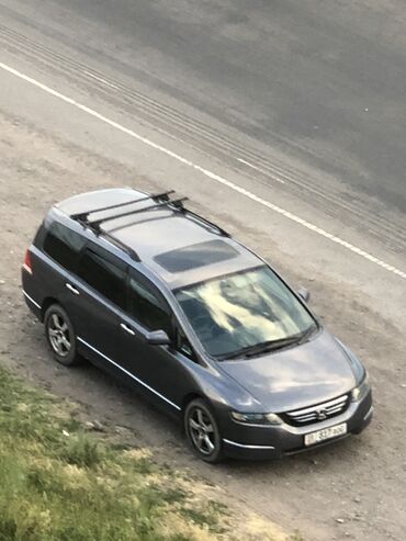 коробка одисей: Автомобиль Honda Odyssey серого цвета с рейлингами на крыше и люком