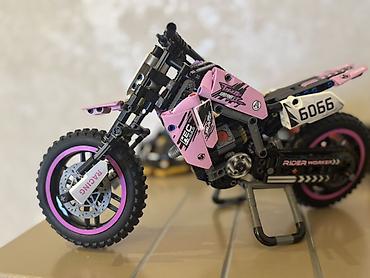 İncəsənət və kolleksiyalar: Konstruksiya dəsti – texniki motosiklet modeli - Rəng: çəhrayı/qara — 1