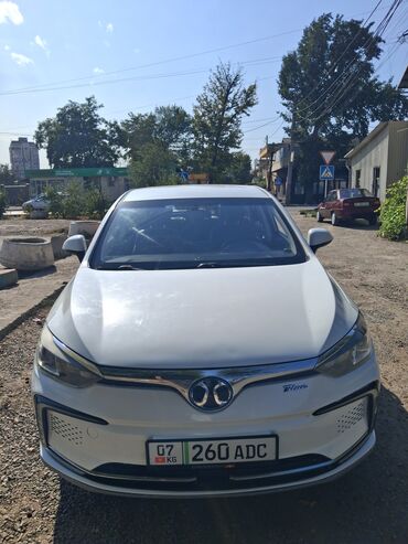 отдам в рассрочку грузовой автомобиль: Электромобиль седан BAIC EU5 (Beijing Auto), белый цвет. Ключевые