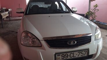 Acura: LADA Priora sedan – ağ rəng, 4 qapı. Xarici: - Ağ kuzov, xrom ön