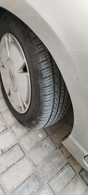 Honda: Honda Civic Hybrid sedan – gümüş rəng, 4 qapı, arxa spoylerli. Hibrid — 1