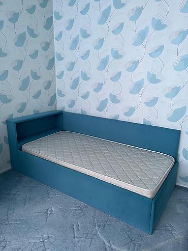 Çarpayılar: Tek nəfərlik yumşaq çarpayı – inteqrə rəfli model - Ölçü: təxmini — 2