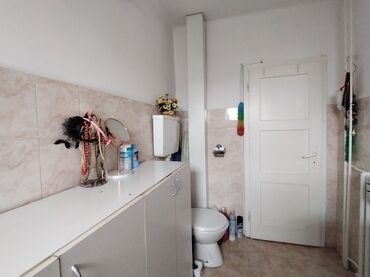 Prodaja stanova: Dvosoban stan sa terasom i pogledom na naselje. - Prostrana — 4