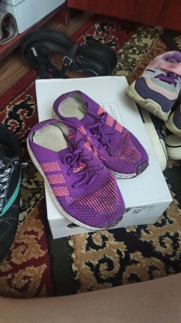 крос: Фиолетовые кроссовки Adidas с розовыми полосками, выполненные из