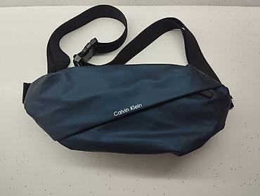 İdman çantaları: Calvin Klein kəmər/çiyin çantası – tünd mavi - Minimalist dizayn, ön — 1