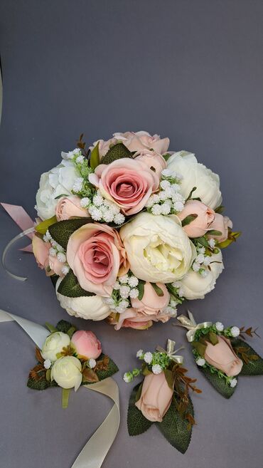 свадебный букет: Шикарный свадебный букет, в наличии, цветы неживые, но очень