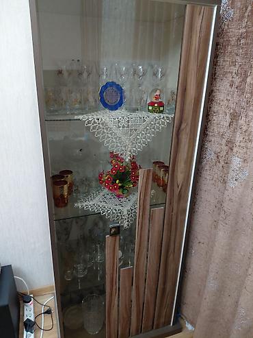 ag mebel destleri: Qonaq otağı üçün mebel dəsti - Vitrin şkaf: Şüşə qapılı, üç səviyyəli — 1