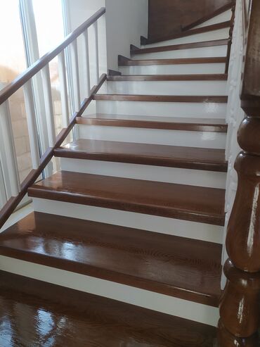 Деревянные лестницы: Деревянная лестница с окрашенными ступенями и белыми балясинами — 25