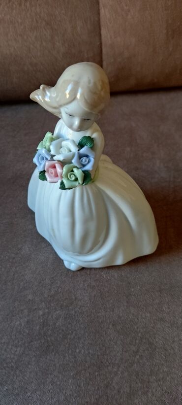 Heykəlciklər: Статуэтка . Девушка с букетом . Высота 16 сантиметров — 3
