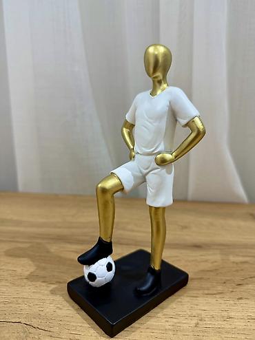 qız papaqları: 👉 Dekorativ futbolçu heykəli – futbol temalı fiqur ⚽️ Futbol temalı — 1