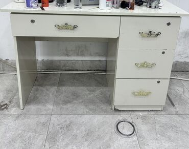 tek adamliq carpayilar: Açıq krem rəngdə iş masası. - Material: laminat/taxta panel. - Üst