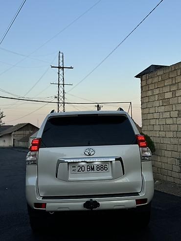 Toyota: Toyota Land Cruiser Prado – ağ rəngli, 5 qapılı SUV. Xüsusiyyətlər: - — 6