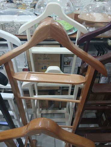 Ev üçün digər mebel: Bu, paltarların səliqəli saxlanması üçün nəzərdə tutulmuş taxta — 8