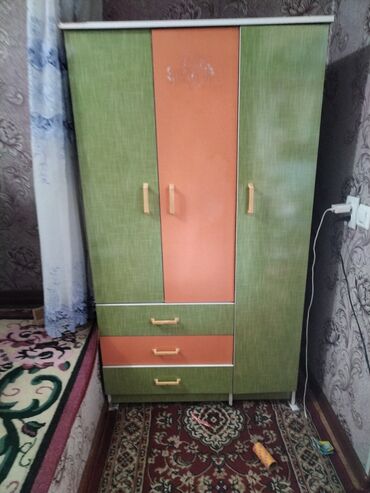 эски шкаф: Кийим салуучу шкаф, Колдонулган, Түз