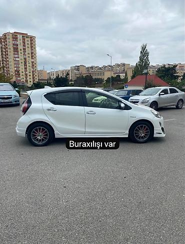 sprinter satisi: Toyota Aqua Hybrid – ağ rəngli, şəhər üçün ideal kompakt hetçbek — 6