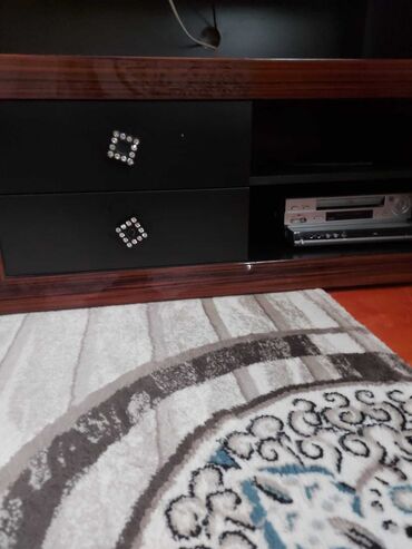 mebel qulpu: Düz TV altlığı, Polkalı, Taxtalı