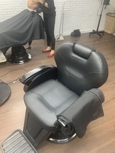 аренда парикмахерского кресла: Продаю кресло 3 штук по 21тысяч сом пользовались ровно 4 дня