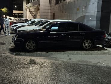 мерседес аватар: Mercedes-Benz E‑Class (W210) седан, тёмно‑синий цвет. Основные