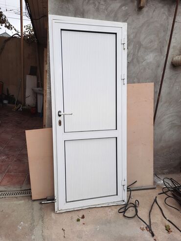Skirting boards: PVC plastik qapı - Material: ağ rəngli PVC profil, şaquli rellefli