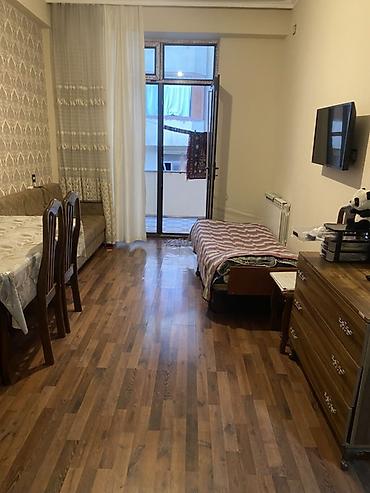 kirayə nzs: 2otaqlı mənzil – studiya tipli zal + mətbəx, ayrıca yataq otağı və — 2