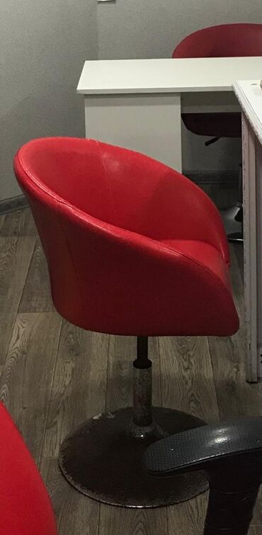 Salon, tibbi kreslolar: 2 eded salon kreslosu 
Qiymet _60_ azn.(1) 
Unvan Bayil
Vesil🌹5316