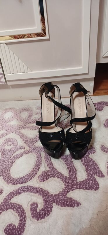 сапоги на танкетке: Qara rəngli platformalı yüksək dabanlı sandal - Brend: Star Feet (iç
