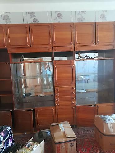 kreslo tek: - Yaşıl-krem rəng kombinasiyalı yumşaq kreslo: qıvrım qol dayaqları — 2