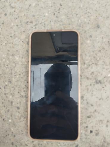 nokia 2720 fold: Smartfon – qızılı rəngdə korpus, iri tam ekranlı ön panel. telfon — 1