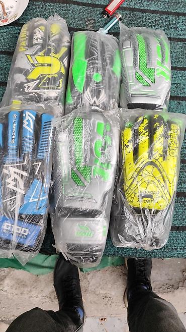 Перчатки: Вратарские перчатки для футбола — ассортимент моделей и расцветок — 4