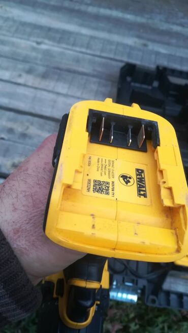 Električne bušilice: Dewalt akumulatorska bušilica sa pratećom opremom. Set uključuje — 3