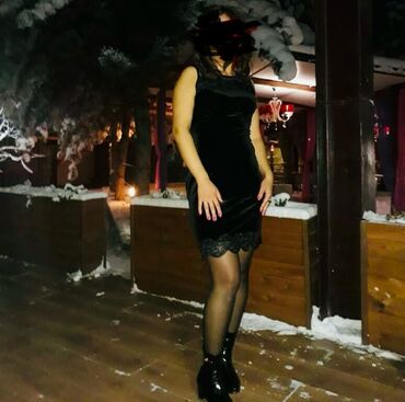 вечерние турецкие платья: Вечерние платья в отличном состоянии, материал велюр, размер 42-44