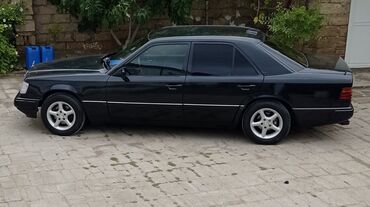 e 3 2: Mercedes-Benz E 230: 2.6 l | 1986 il Sedan