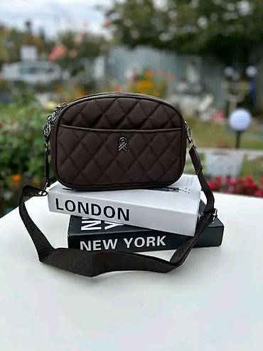 guess mala crna torbica: Ženska crossbody torba sa prošivenim (kockastim) dezenom - Kompaktna — 2