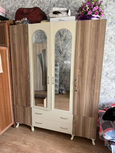 Otaq bitkiləri: Açılan, 4 qapılı Düz dolab, Qarderob, paltar dolabı